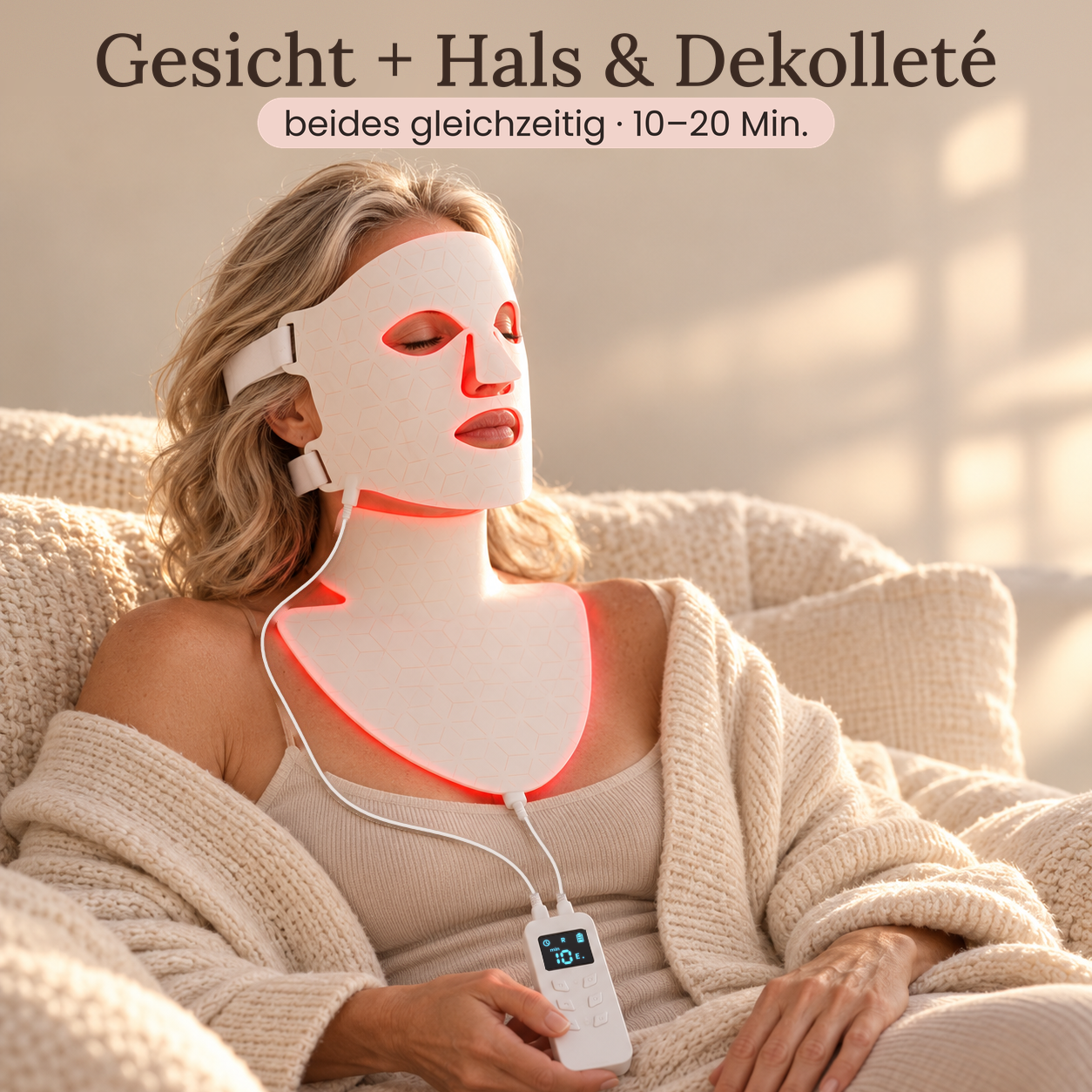 Donna che si rilassa sul divano con la maschera LED HANNA e l'accessorio per il collo